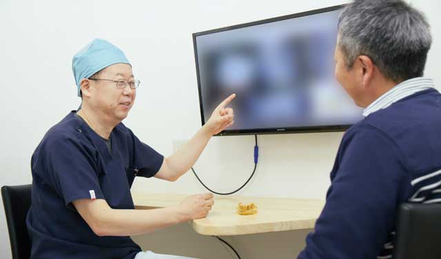 カウンセリング中の院長